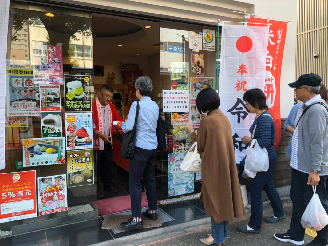 水道町の店先に集う人たち